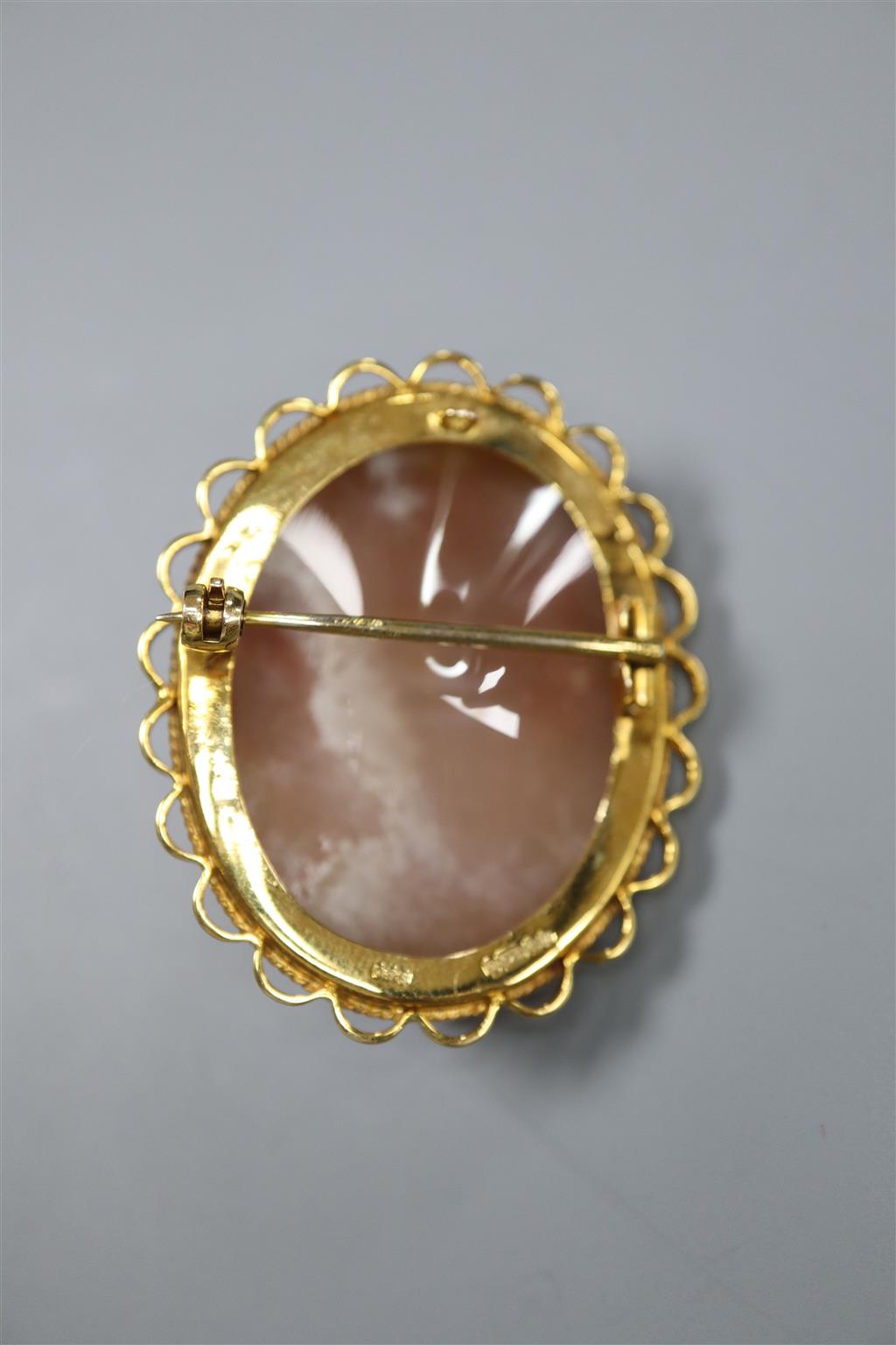 A modern 9ct gold mounted carved oval cameo shell brooch, 38mm, gross 9 grams.